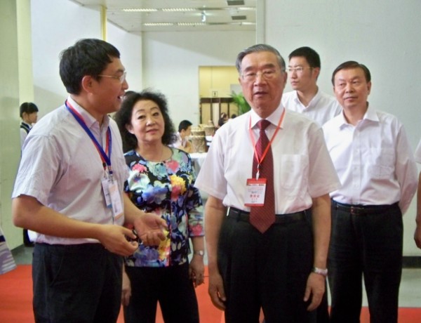 北洋集團(tuán)副總經(jīng)理高明向胡啟立主席、張琪司長介紹北洋產(chǎn)品